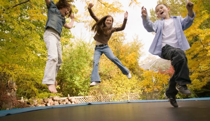 kinderen die springen op trampoline beleving webshop