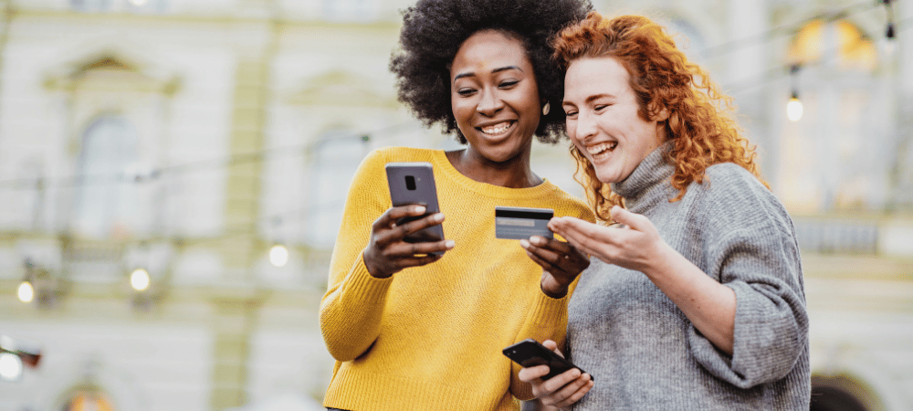 vrouwen die shoppen met telefoon en zich begrepen voelen door aanbieder