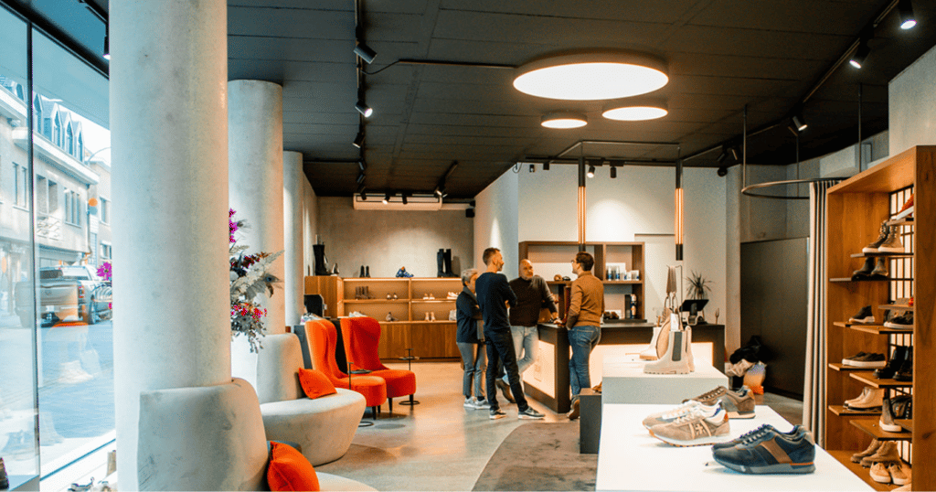 par deux omncionnected awards paskamer in de schoenenwinkel